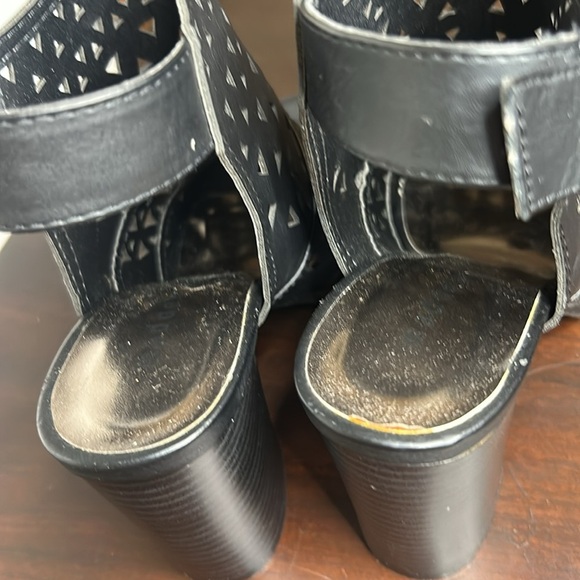 Madden Girl Open Toe Chunky Block Heel Intricate Cut-Out Design Size 6 - Picture 7 of 14